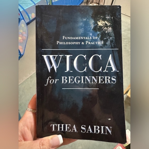 Wicca for Beginners Book - Picture 1 of 2